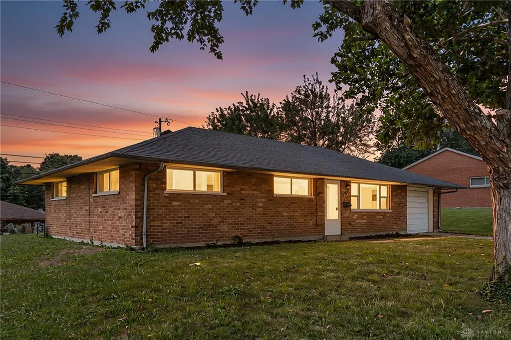 3 bed, 1.0 bath, 1040 sqft, $1,650 — Photo 3