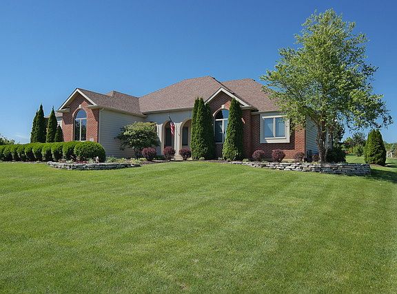 3rd image of 940 Dakota Dr