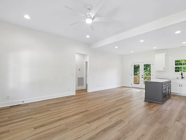 112 Rogers Ave — Photo 18