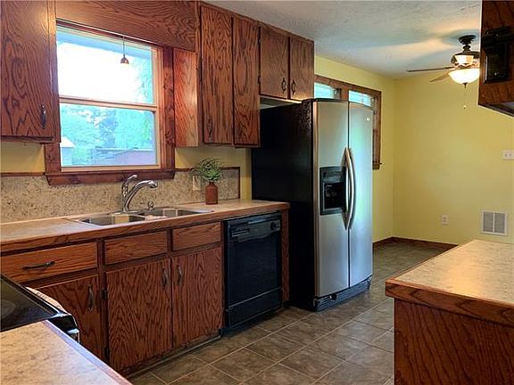 5th image of 1425 13th Ave