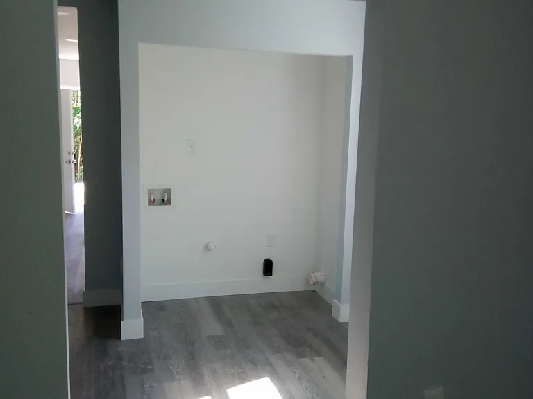 1008 Colyer St — Photo 2