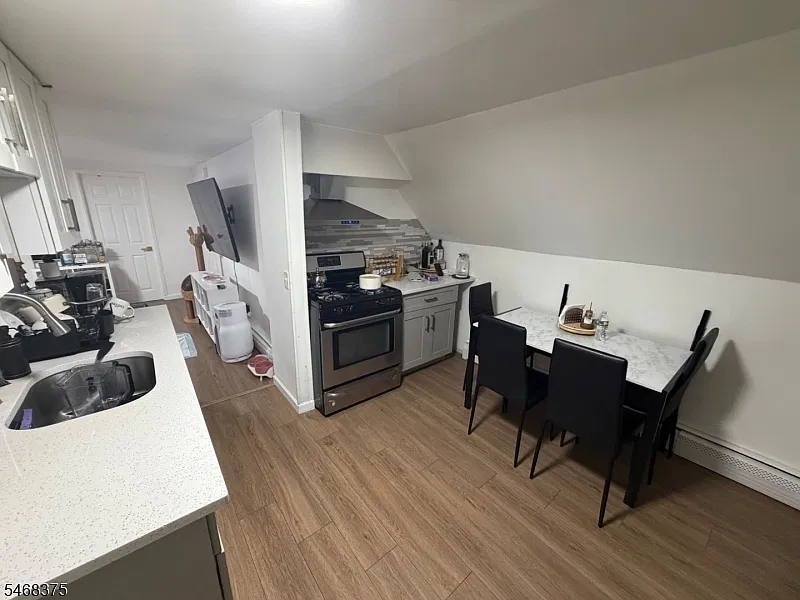 2 bed, 1.0 bath, $1,950 — Photo 3