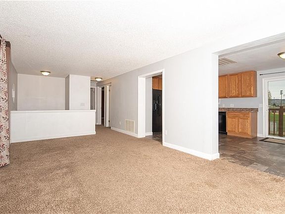 4th image of 2711 Phyllis Cir N
