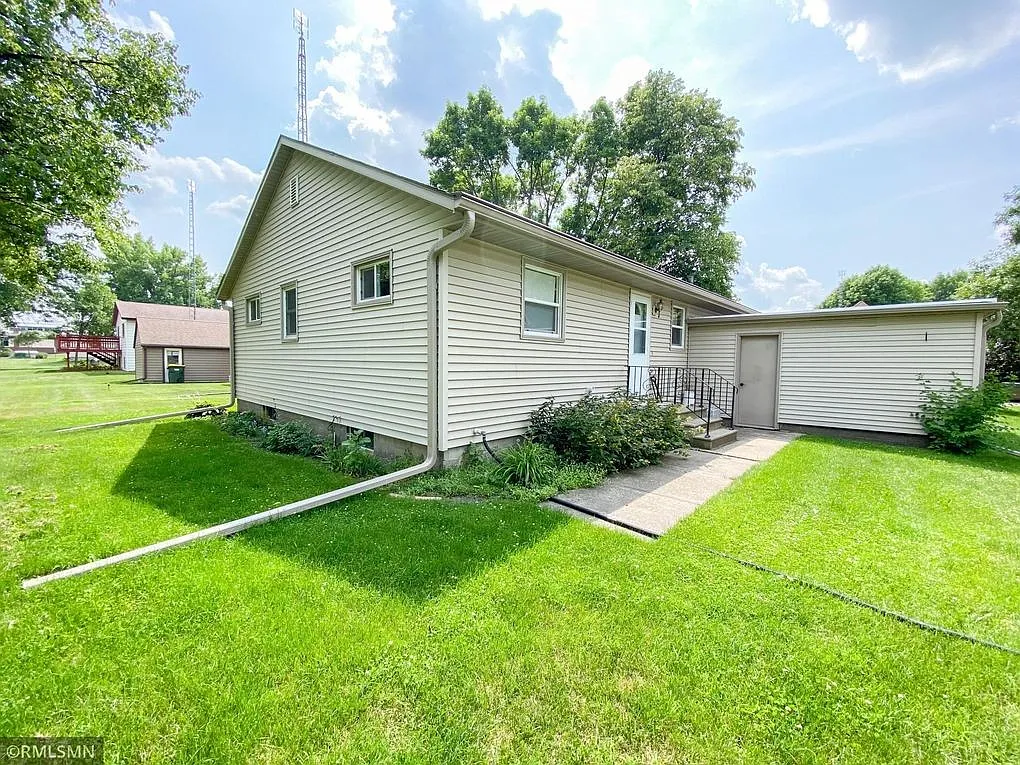 Nice 3 Bdrm / 2 bath Home available now — Photo 3