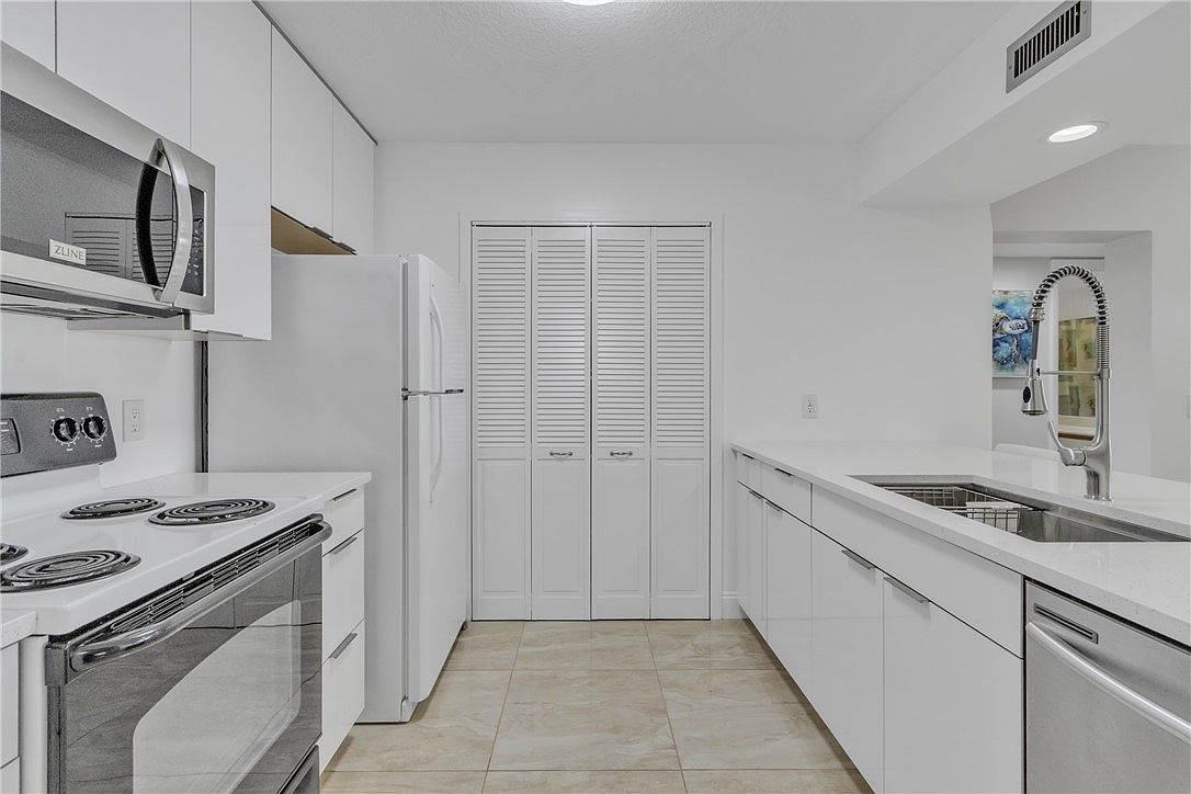 38 Plantation Dr APT 201