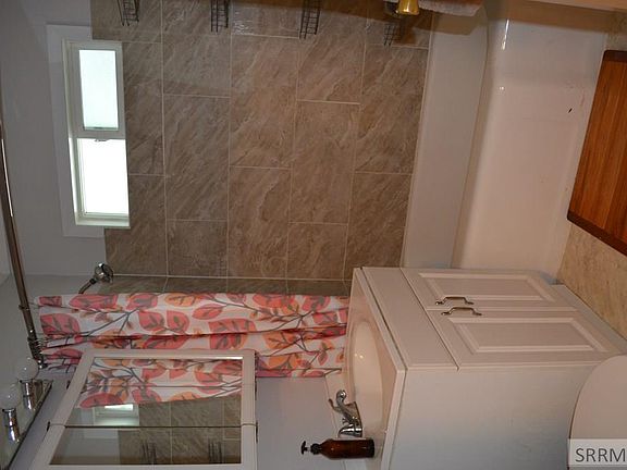5th image of 241 W 19th St #241