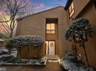 9060 Blarney Stone Dr, Springfield, VA 22152