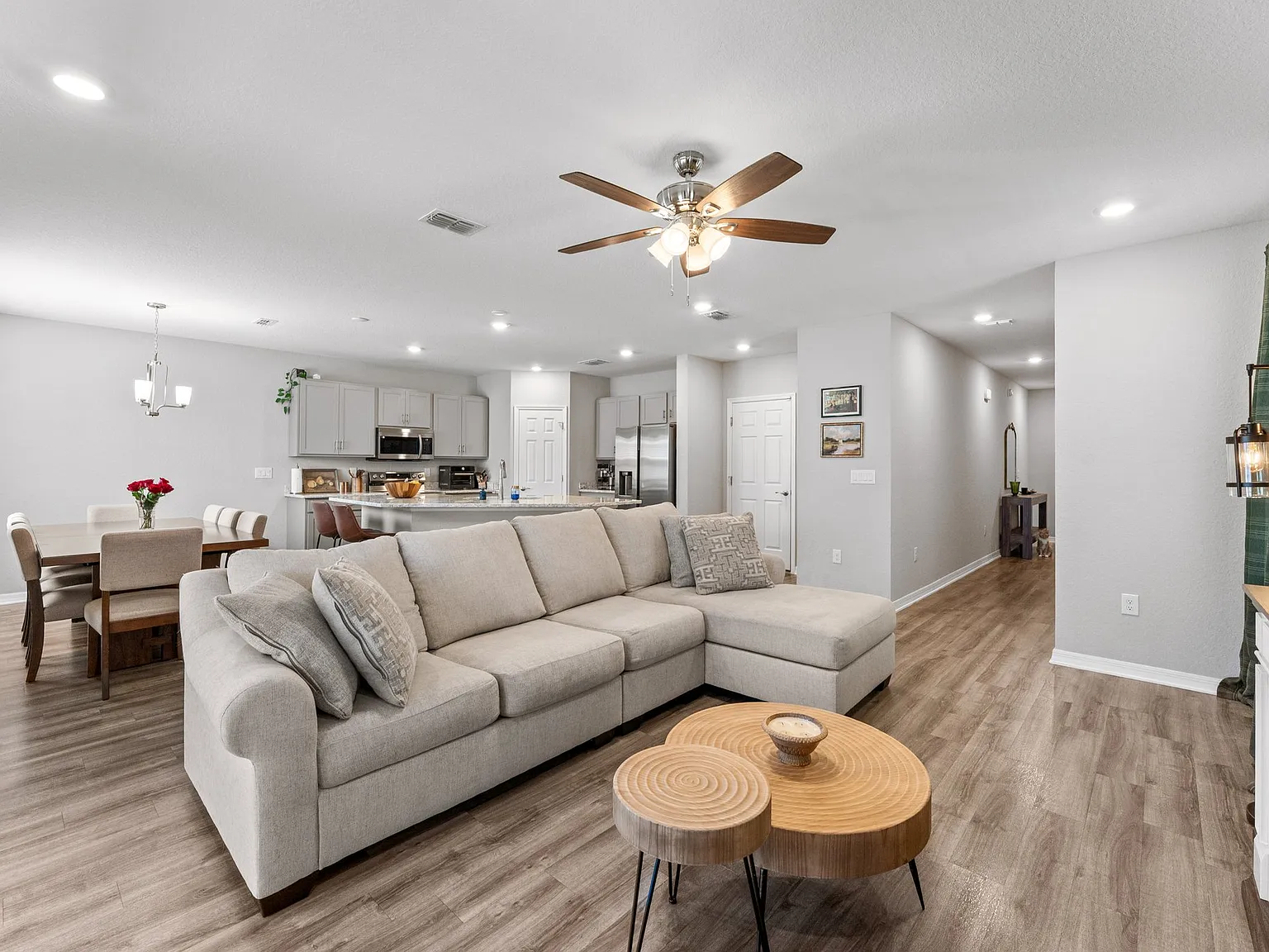 Spacious 4-Bedroom Home with Fenced Backyard in Riverview — Photo 3