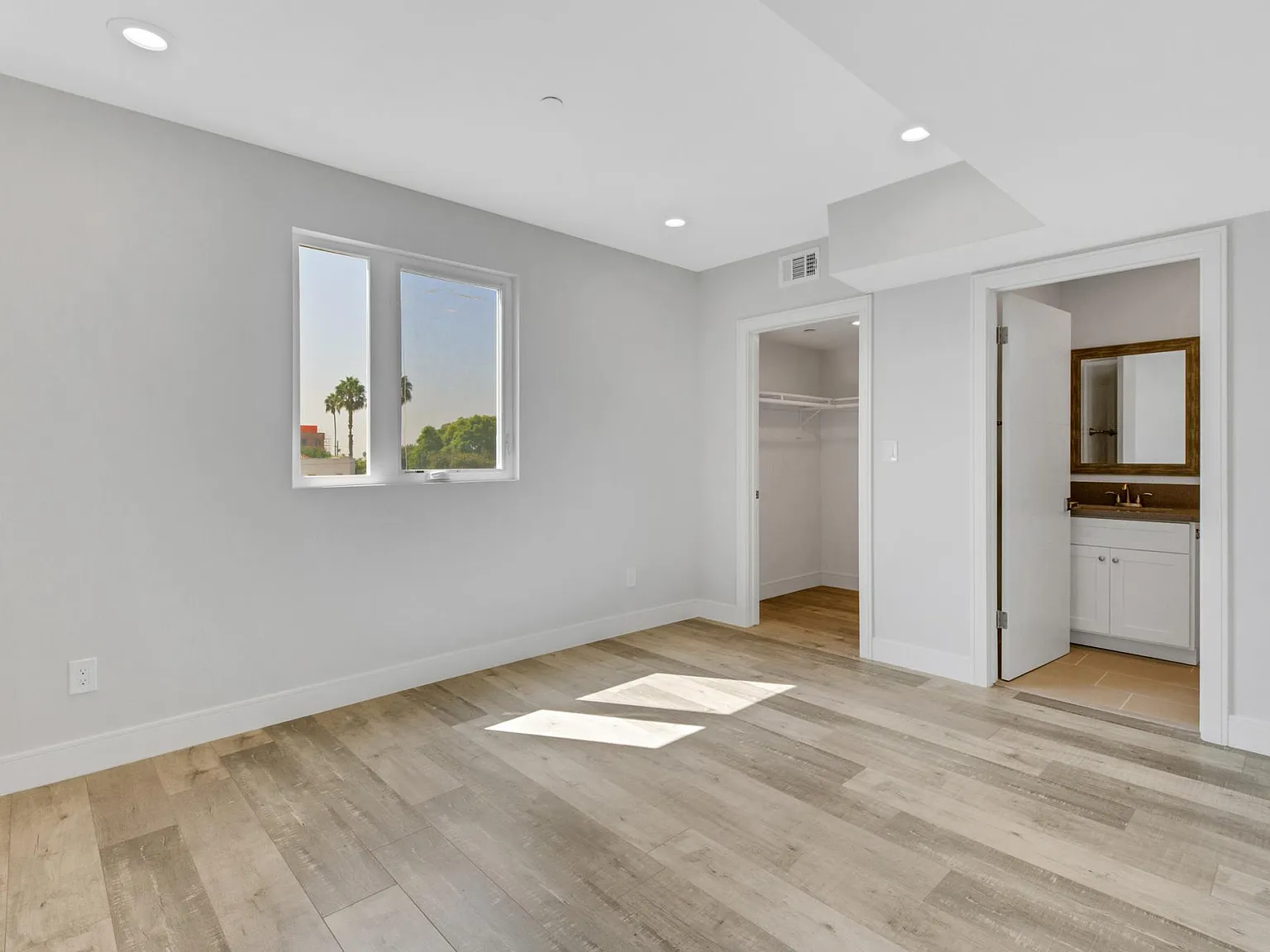 3 bed, 1198 sqft, $3,650 — Photo 3
