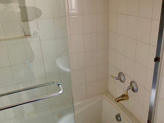 3rd image of 304 Steiner St APT B