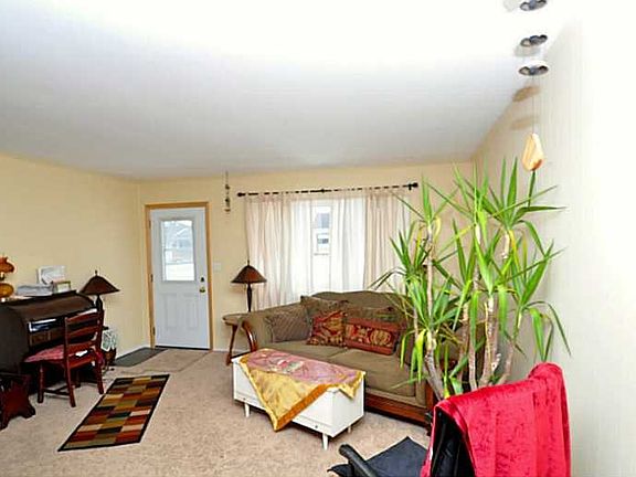 4th image of 215 Surrey Ln