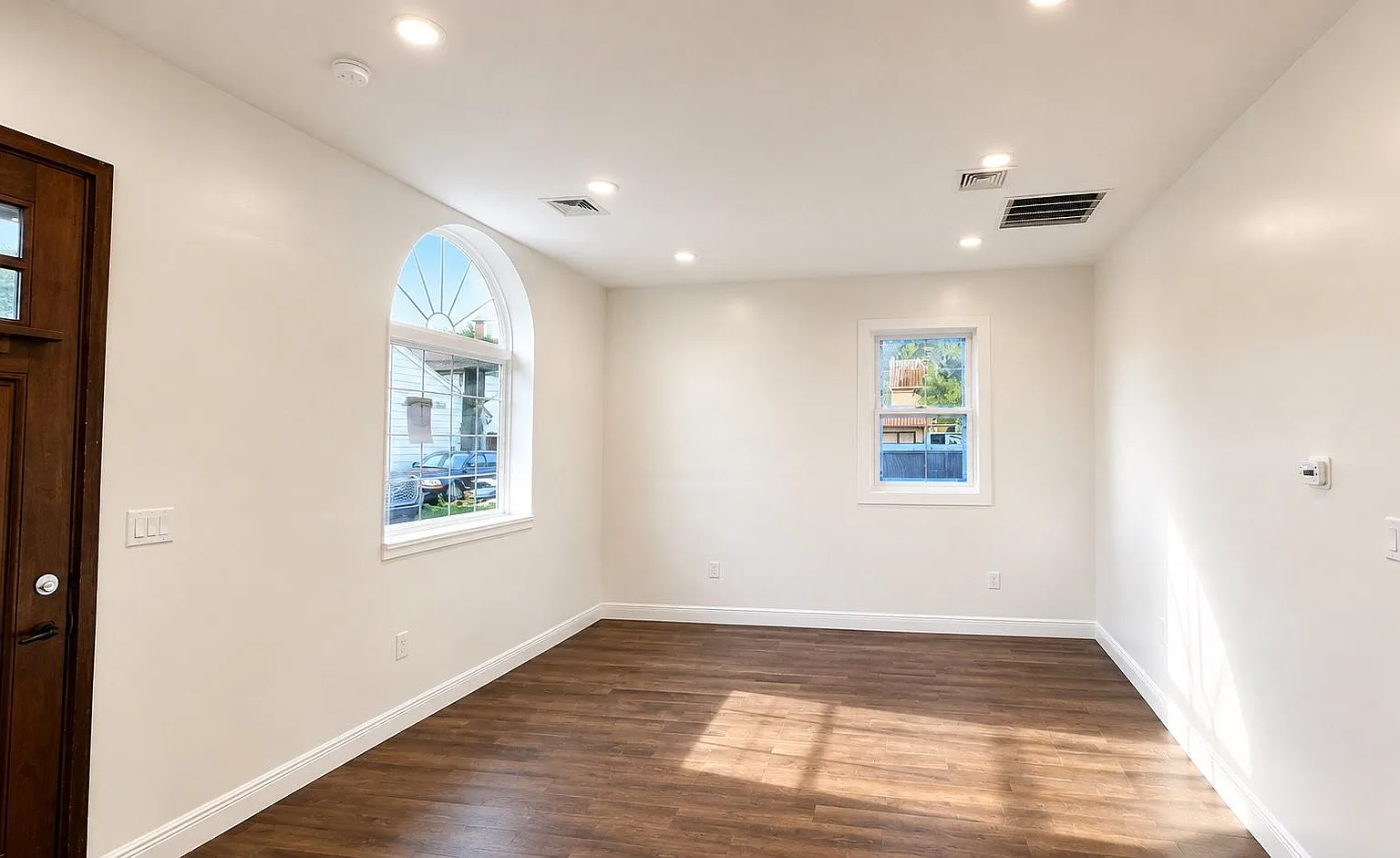 3 bed, 2.0 bath, 1280 sqft, $2,100 — Photo 2