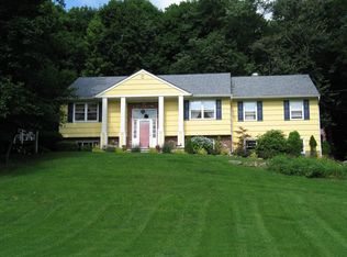 12 Suzanne Ln, Pleasantville, NY 10570