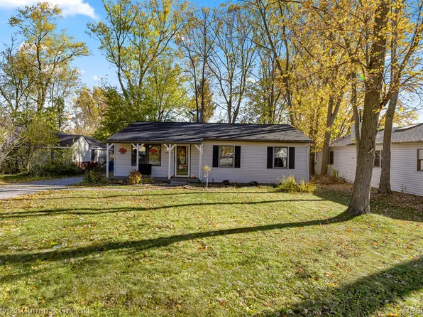 1575 Parkway Dr, Waterford, MI 48328