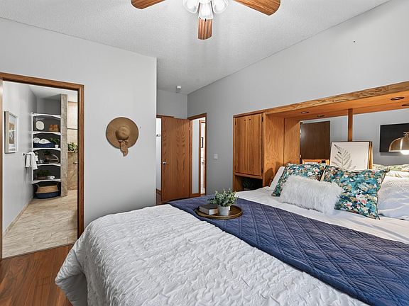 5th image of 2872 Long Lake Dr