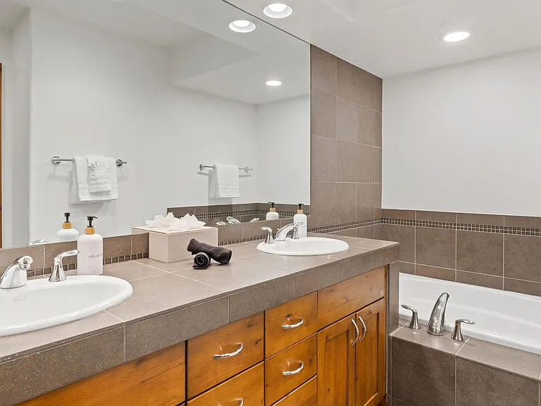 132 W Meadow Dr — Photo 5