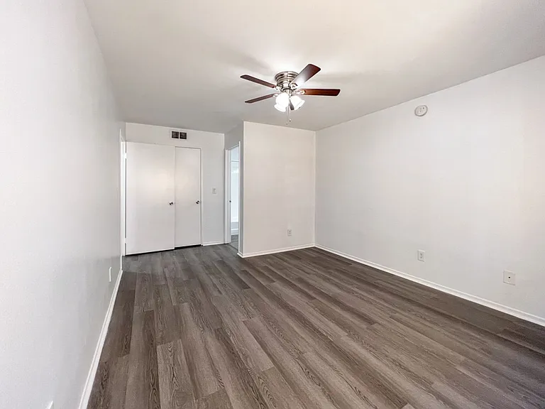 Gorgeous 2 Bed/2 bath apartment in excellent Sherman Oaks area! — Photo 31
