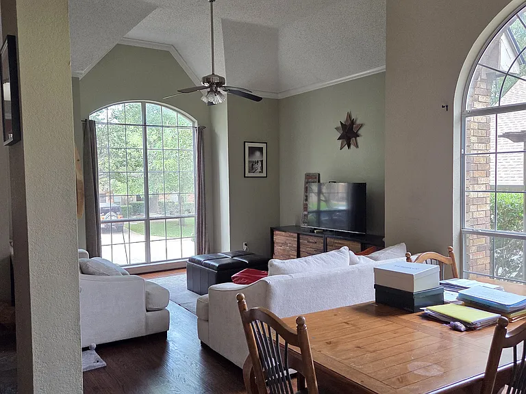 2425 Glen Ridge Dr — Photo 5