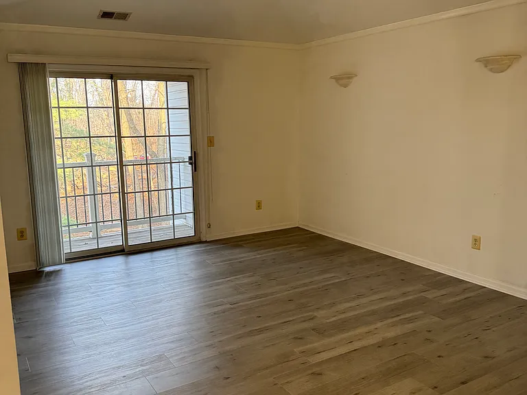 1038 Waterford Dr — Photo 4