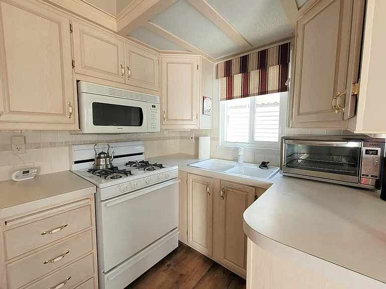 1295 S Cawston Ave #305 — Photo 4