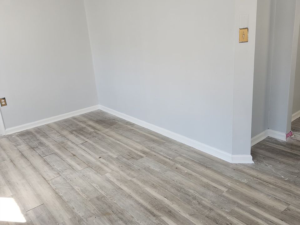 1st image of 300 W 9th St #2