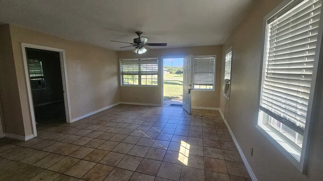 2 bed, 850 sqft, $900 — Photo 2