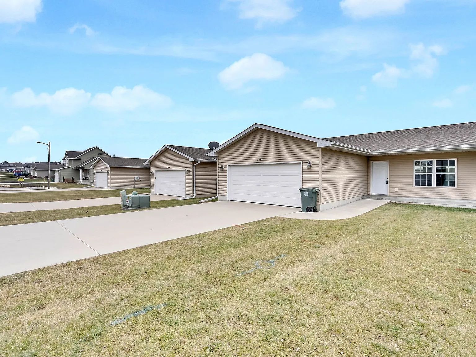 Beautiful 2 Bed 2 Bath | Waterloo | Near Lost Island Waterpark — Photo 2