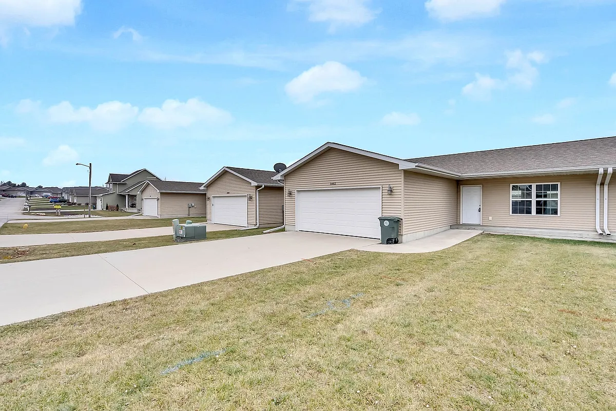 Building Photo - 5480 Summerland Dr