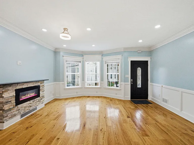 245 Jewett Ave — Photo 1
