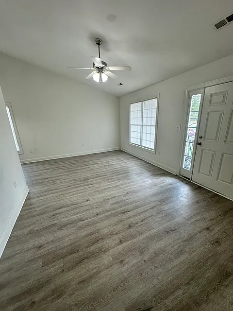 3 bed, $1,300 — Photo 2