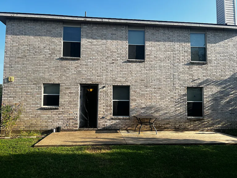 933 Medina Dr — Photo 22