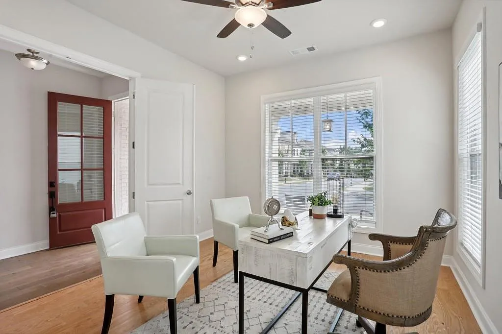 5 bed, 3.0 bath, 2764 sqft, $4,200 — Photo 3
