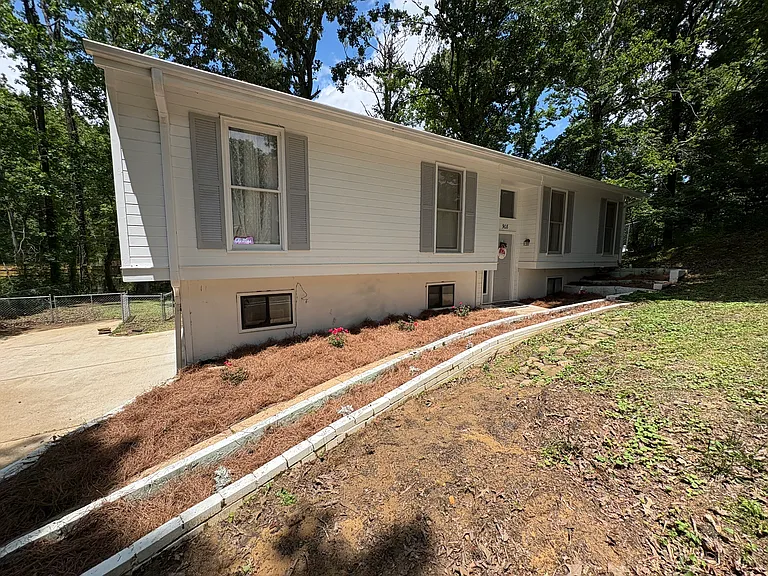 908 Crawford Cir — Photo 2