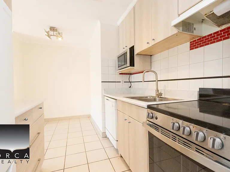 140 E 20th St #9 — Photo 17