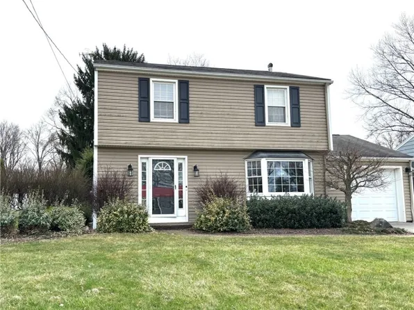 135 7th St, Columbiana, OH 44408