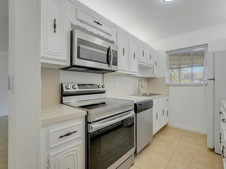 1142 Circle Ter W #C — Photo 10