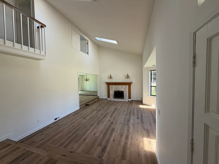427 Bloom Ln — Photo 9