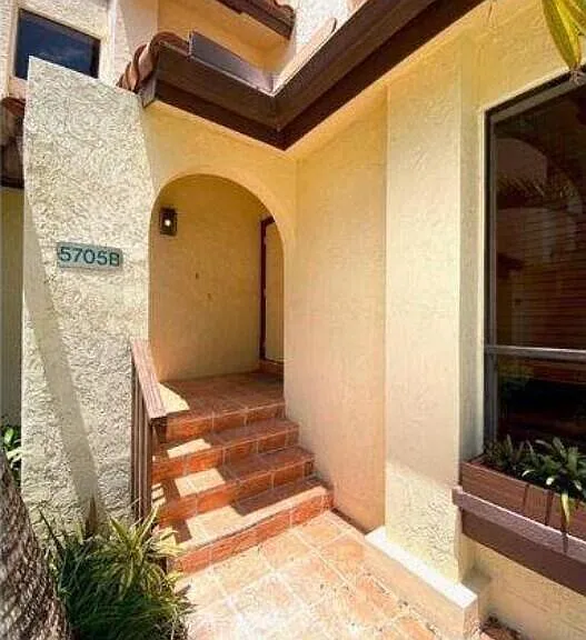 5705 Fox Hollow Dr #B — Photo 2