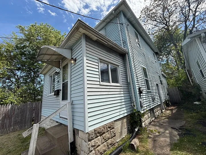 504 Belden Ave NE