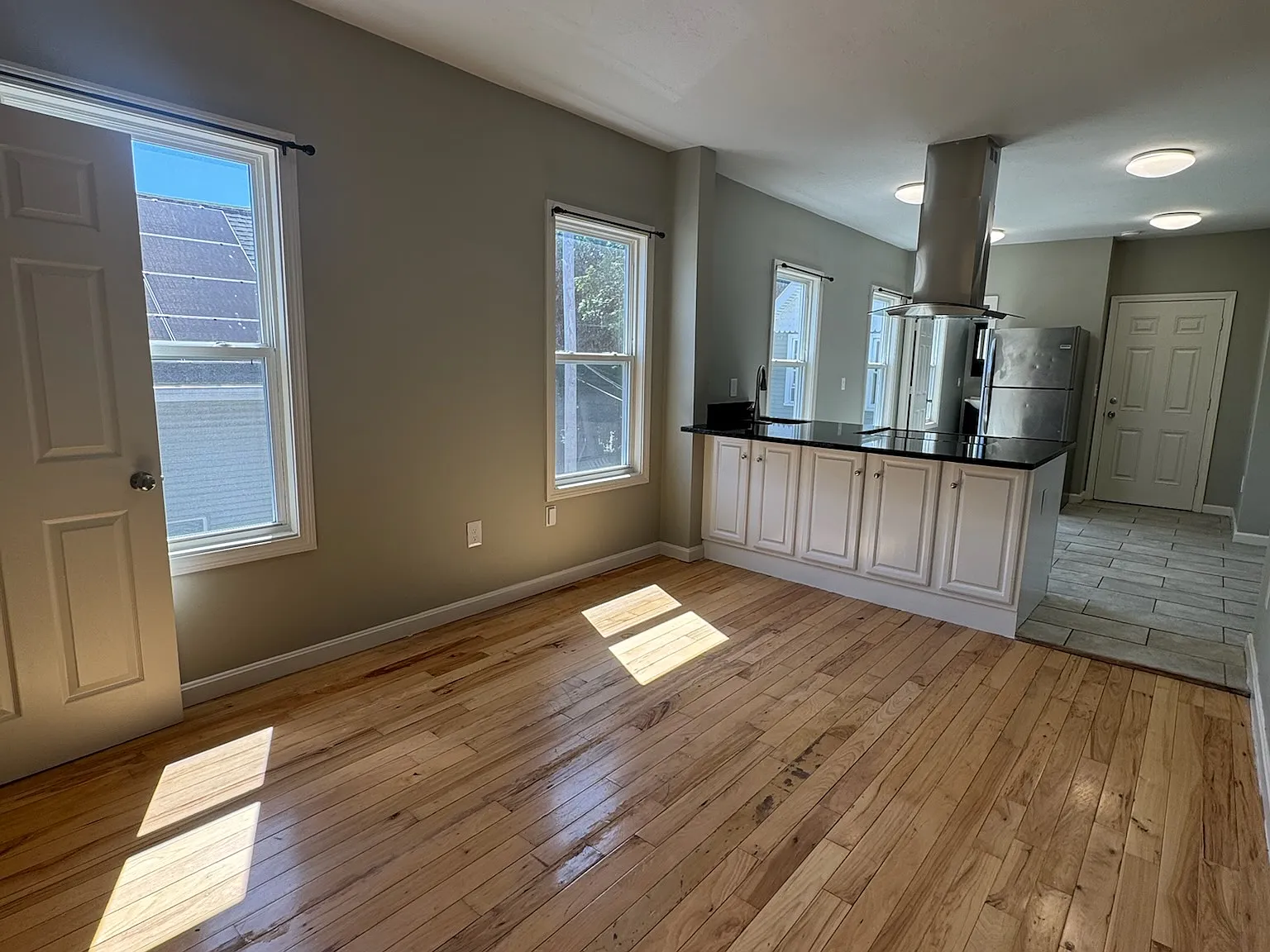 3 bed, 800 sqft, $1,900 — Photo 3
