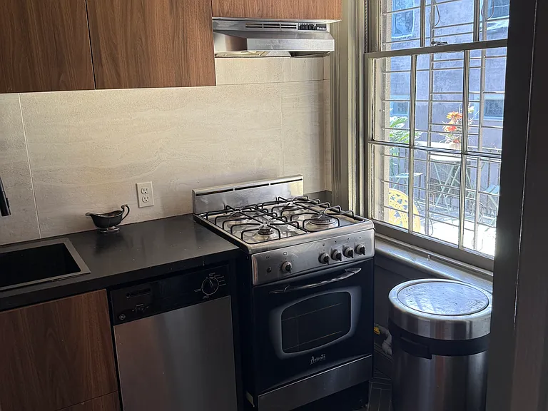 122 E Jones St #2 — Photo 4