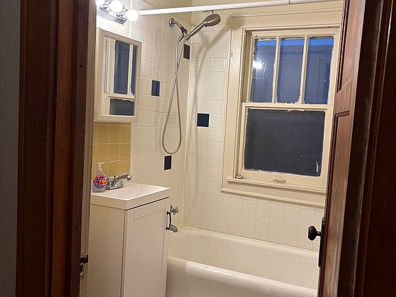 5th image of 914 E Townsend St