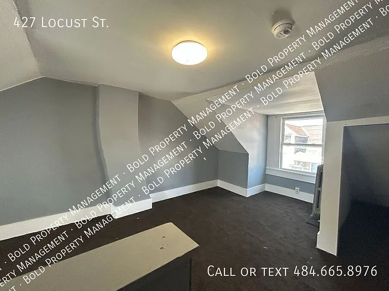427 Locust St — Photo 2
