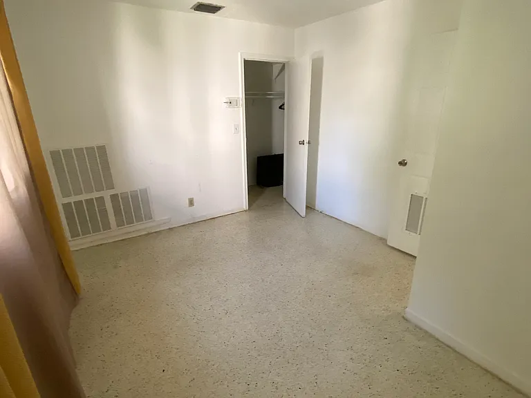 622 NE 4th St #4 — Photo 8