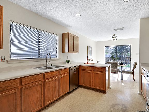 3rd image of 418 STONE CREEK DR