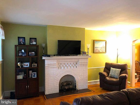 4th image of 165 Blackburn Ave