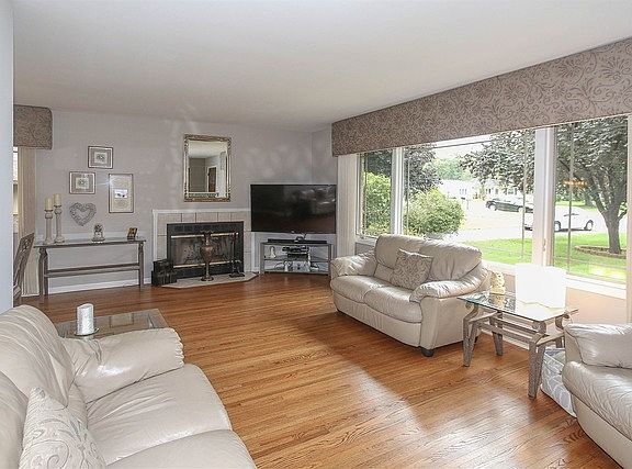 4th image of 930 Bryn Mawr Ave
