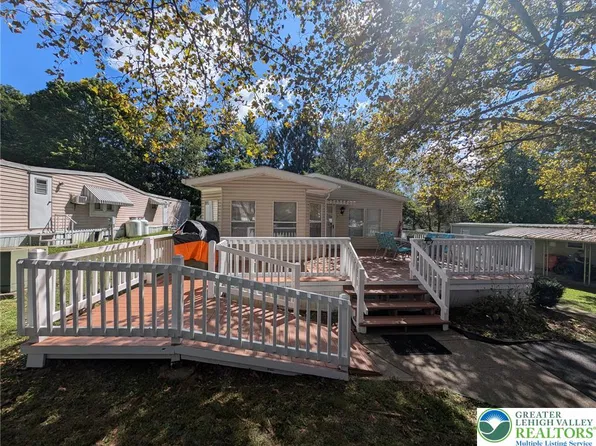 5 Edgewood Ct, Bath, PA 18014
