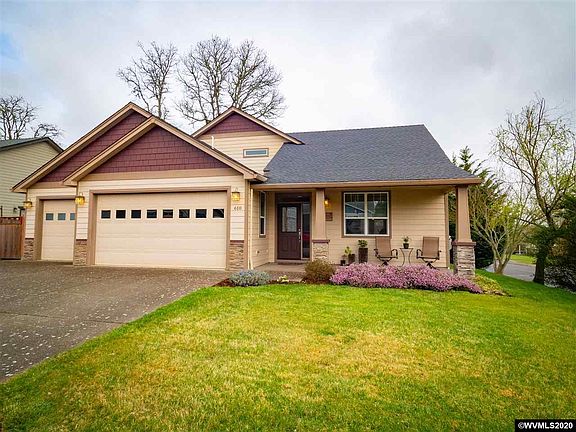 4th image of 610 NW Hillcrest Dr