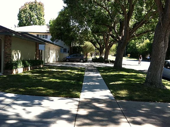 Street view toward downtown Palo Alto and Stanford